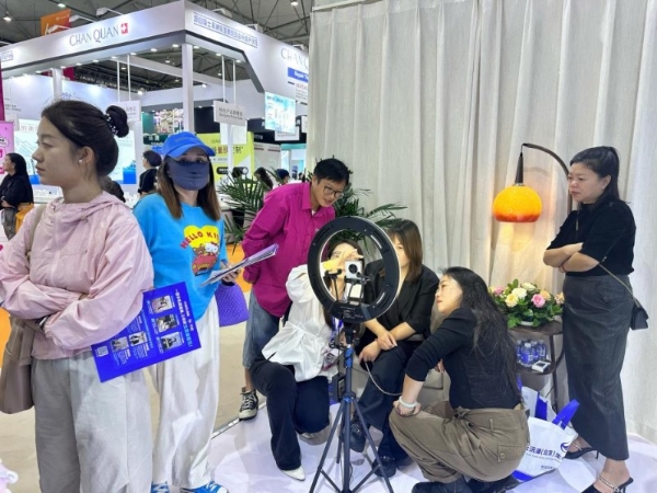 助力美业人用AI制作短视频，开拍荣获2025中国美业年度影响力奖项