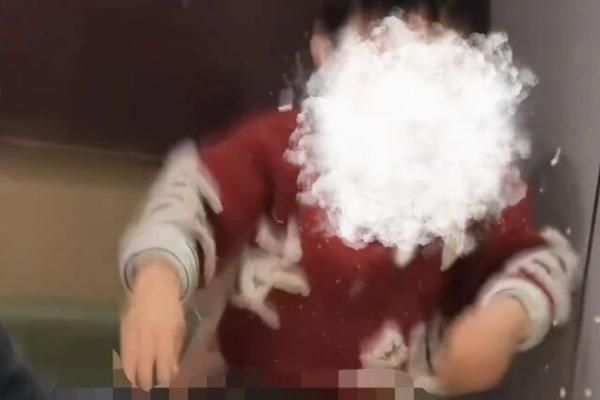 幼童将纸尿裤扔进锅内，海底捞最新回应来了