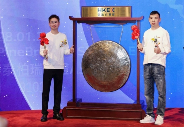 鸣鸣很忙上市，港股“量贩零食第一股”来了