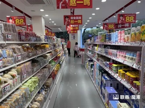 鸣鸣很忙上市，港股“量贩零食第一股”来了