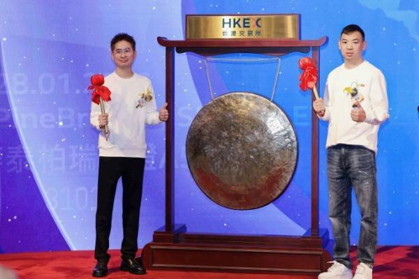 鸣鸣很忙上市，港股“量贩零食第一股”来了