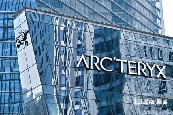 始祖鸟母公司大中华区2025年收入同比增长43.4％