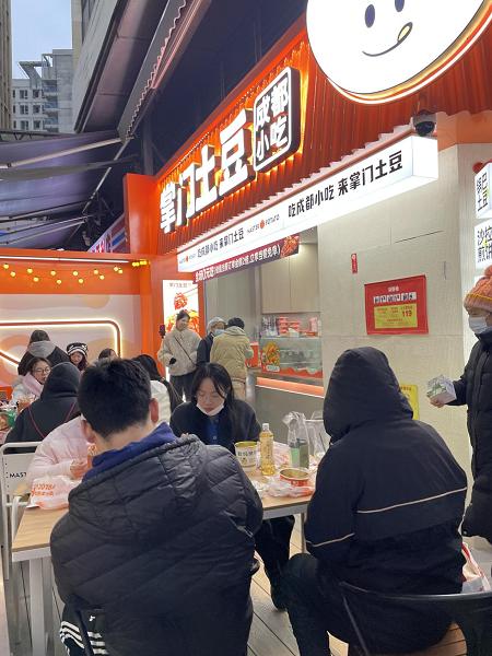 从成都美食江湖跑出的“黑马”：掌门土豆，凭什么让年轻人排队买单？ 