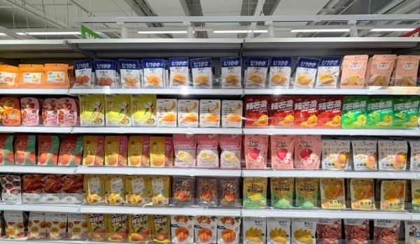 鸣鸣很忙“零食王国”与U100达成深度合作