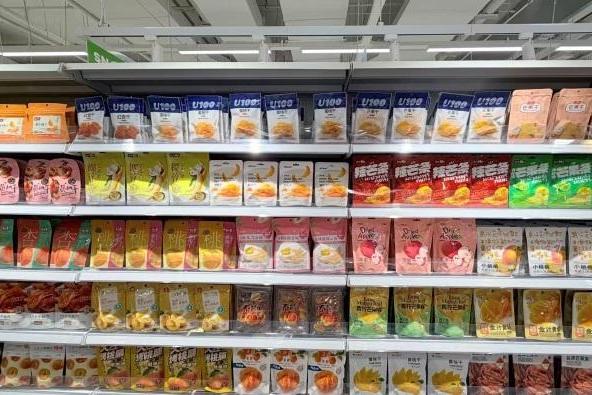 鸣鸣很忙“零食王国”与U100达成深度合作