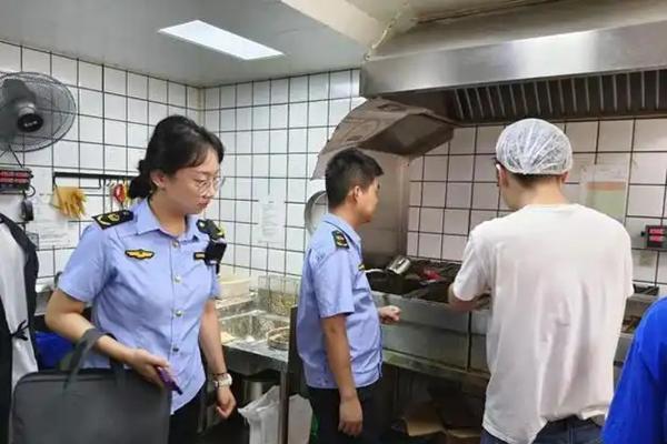 北京公布三起外卖餐饮典型违法案件：后厨脏乱、过期食品被罚